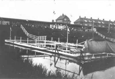 1002267 Gezicht op zwembad De Lek aan de Schipbrughaven te Vreeswijk.